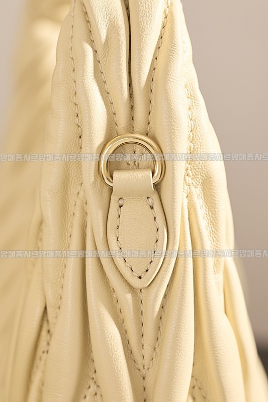 미우미우완더마테라세나파가죽호보백 20260317-105344-015루.jpg