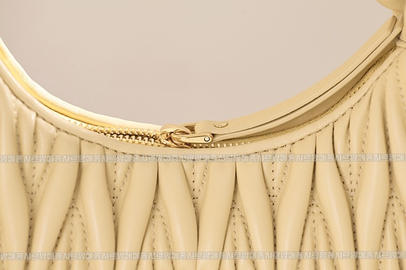 미우미우완더마테라세나파가죽호보백 20260317-105345-020루.jpg