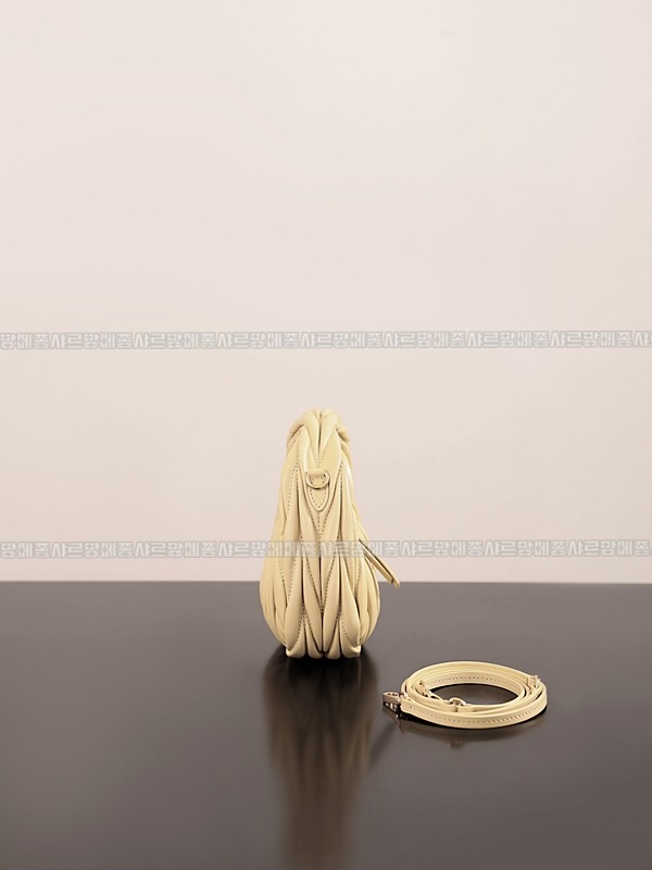 미우미우완더마테라세나파가죽호보백 20260317-115418-003루.jpg