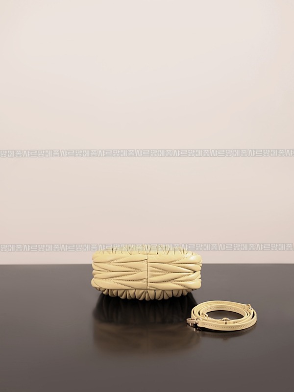 미우미우완더마테라세나파가죽호보백 20260317-115419-005루.jpg