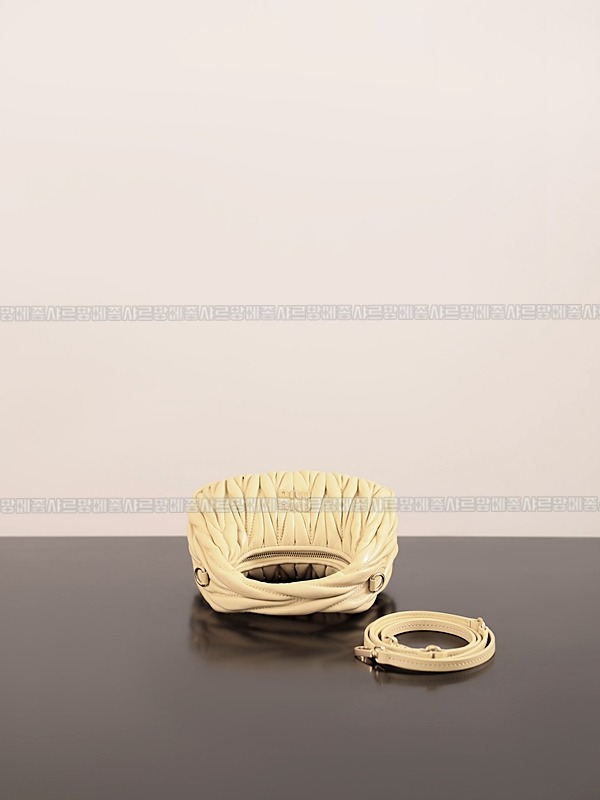 미우미우완더마테라세나파가죽호보백 20260317-115419-004루.jpg