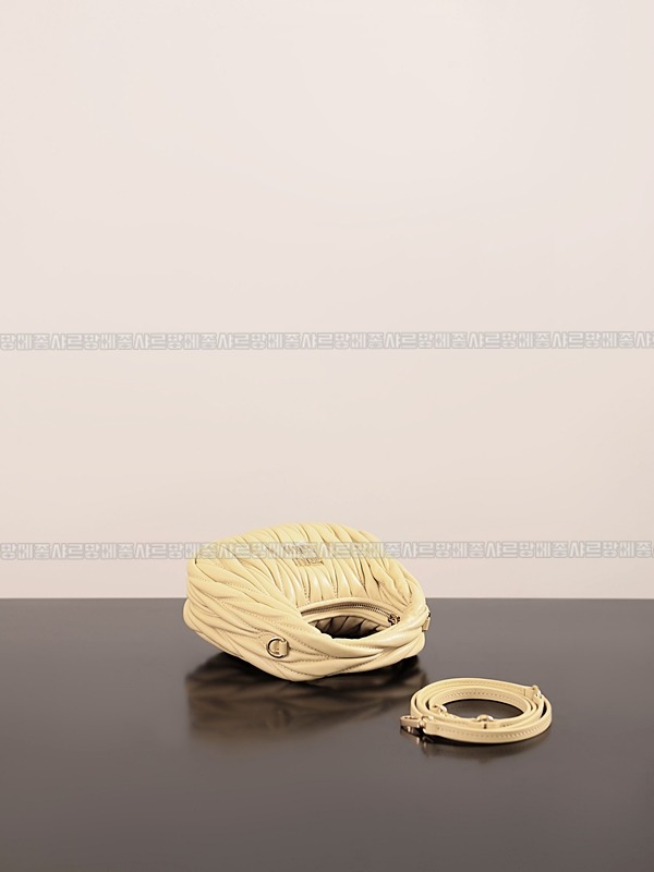 미우미우완더마테라세나파가죽호보백 20260317-115420-006루.jpg