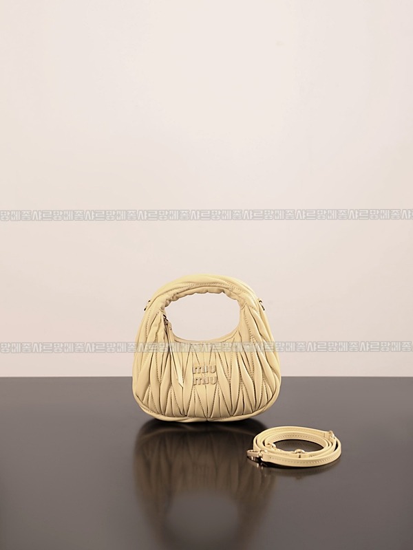 미우미우완더마테라세나파가죽호보백 20260317-115421-007루.jpg