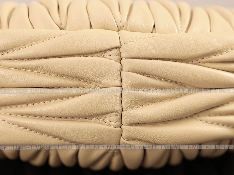 미우미우완더마테라세나파가죽호보백 20260317-115422-011루.jpg