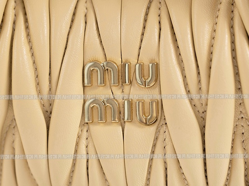 미우미우완더마테라세나파가죽호보백 20260317-115422-010루.jpg