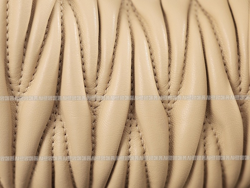 미우미우완더마테라세나파가죽호보백 20260317-115422-012루.jpg