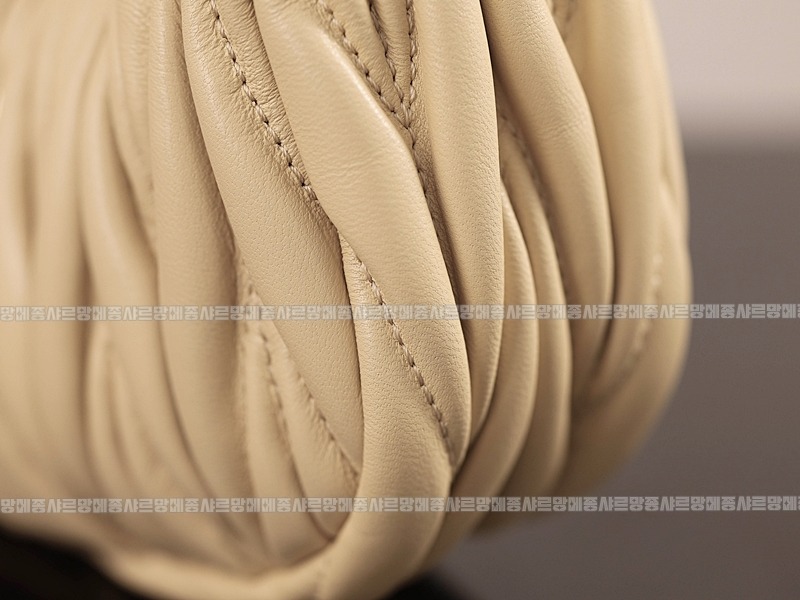 미우미우완더마테라세나파가죽호보백 20260317-115422-013루.jpg