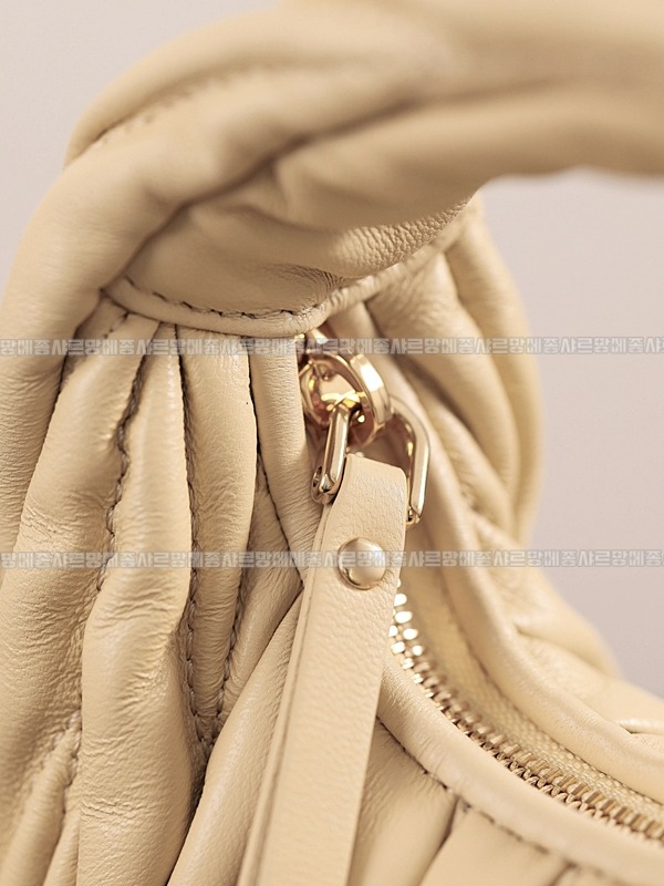 미우미우완더마테라세나파가죽호보백 20260317-115423-015루.jpg