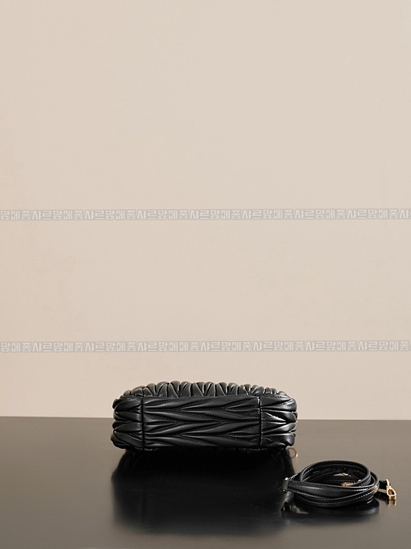 미우미우완더마테라세나파가죽호보백 20260317-122914-007루.jpg