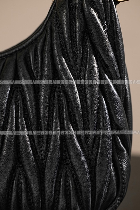 미우미우완더마테라세나파가죽호보백 20260317-122915-013루.jpg