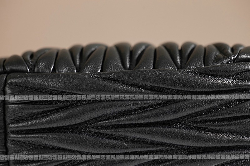 미우미우완더마테라세나파가죽호보백 20260317-122915-012루.jpg