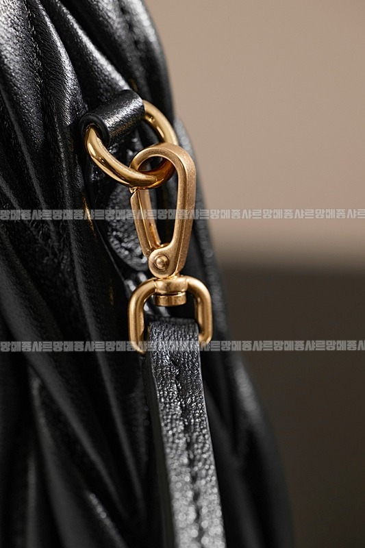 미우미우완더마테라세나파가죽호보백 20260317-122916-018루.jpg