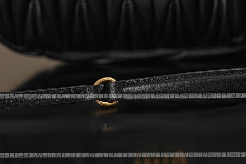 미우미우완더마테라세나파가죽호보백 20260317-122916-019루.jpg