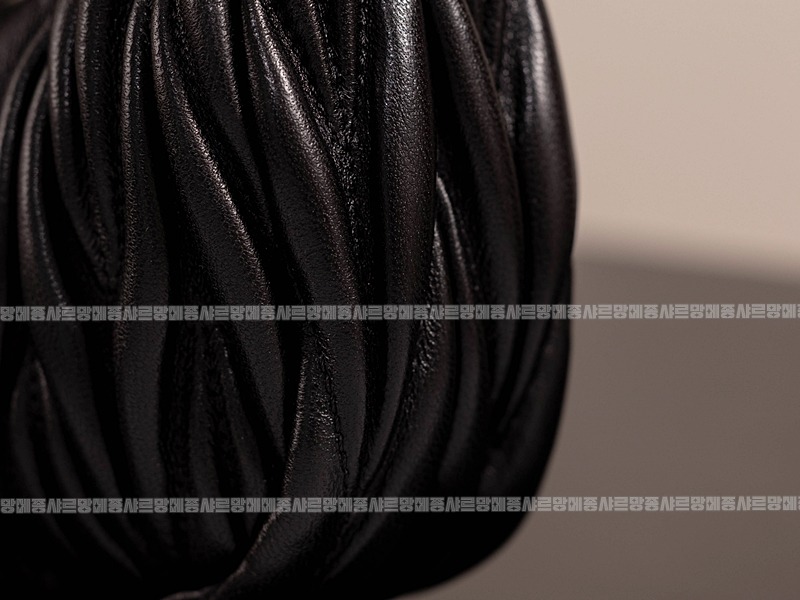 미우미우완더마테라세나파가죽호보백 20260317-123442-011루.jpg