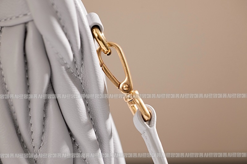 미우미우완더마테라세나파가죽호보백 20260317-123850-019루.jpg