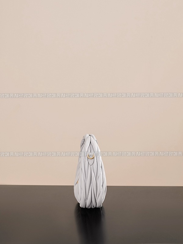 미우미우완더마테라세나파가죽호보백 20260317-124138-005루.jpg