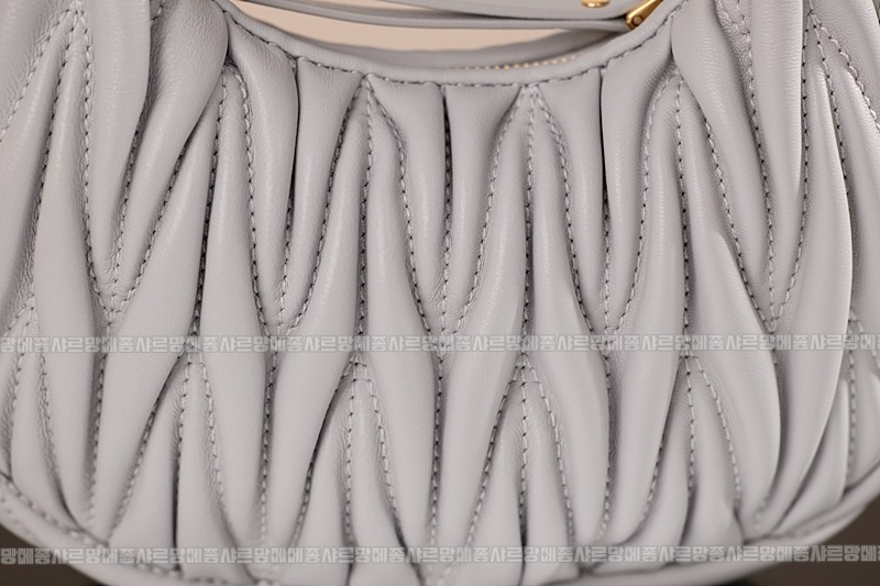 미우미우완더마테라세나파가죽호보백 20260317-124140-010루.jpg