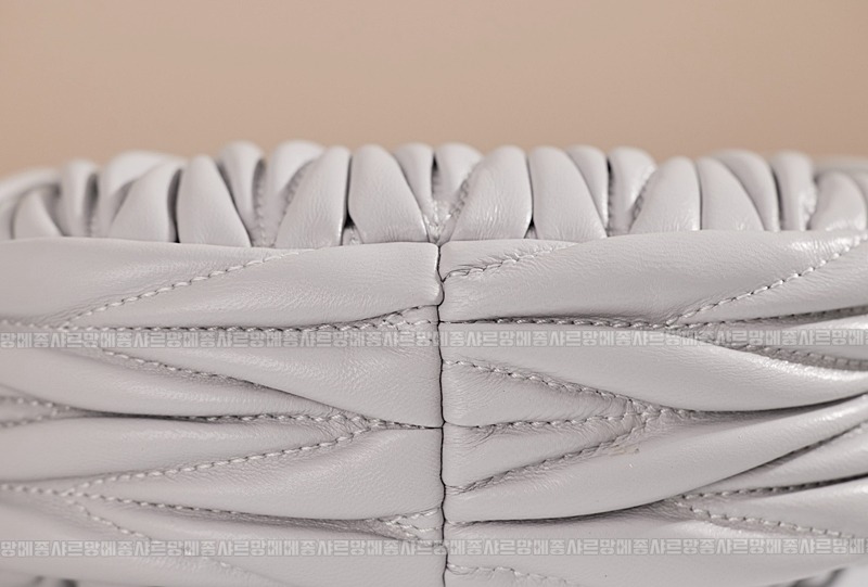 미우미우완더마테라세나파가죽호보백 20260317-124140-012루.jpg