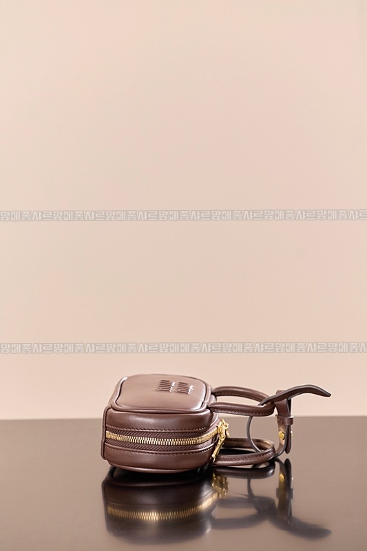 미우미우레더마이크로보백 20260317-130819-008루.jpg