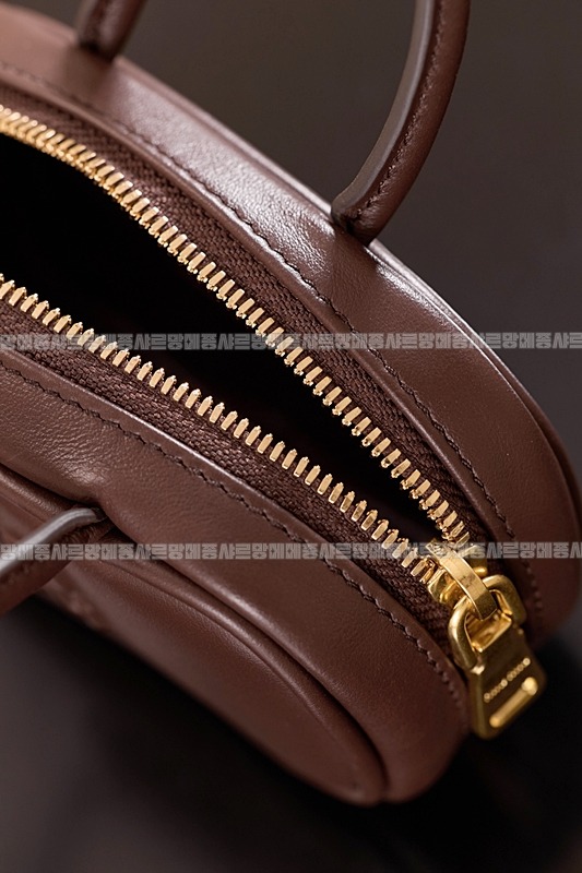 미우미우레더마이크로보백 20260317-130820-012루.jpg