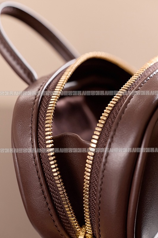 미우미우레더마이크로보백 20260317-130822-027루.jpg