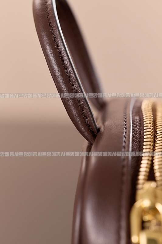 미우미우레더마이크로보백 20260317-130822-026루.jpg