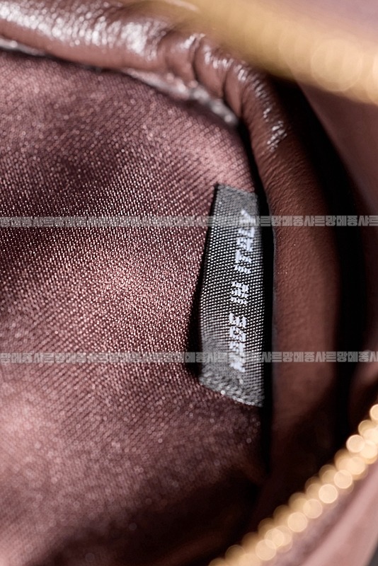 미우미우레더마이크로보백 20260317-130822-029루.jpg