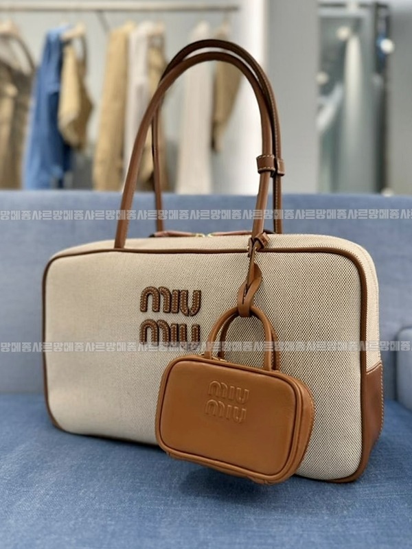 미우미우레더마이크로보백 20260317-131530-029루.jpg