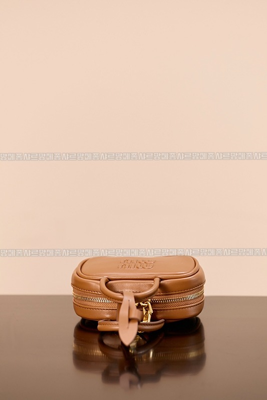 미우미우레더마이크로보백 20260317-131526-006루.jpg