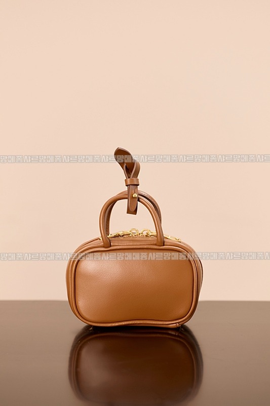 미우미우레더마이크로보백 20260317-131526-005루.jpg