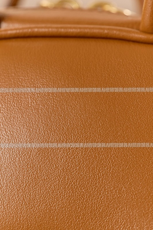 미우미우레더마이크로보백 20260317-131528-016루.jpg