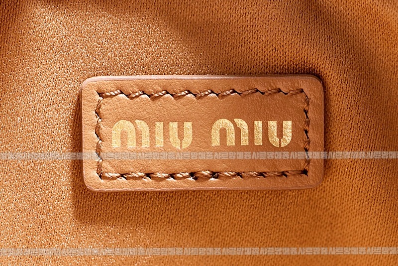 미우미우레더마이크로보백 20260317-131528-015루.jpg