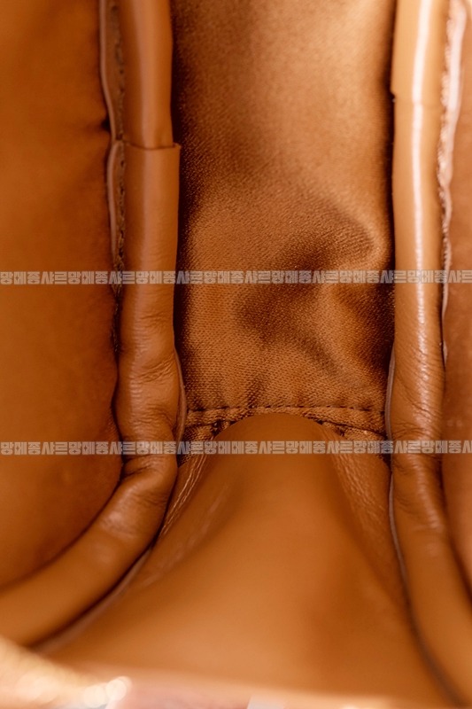 미우미우레더마이크로보백 20260317-131529-020루.jpg