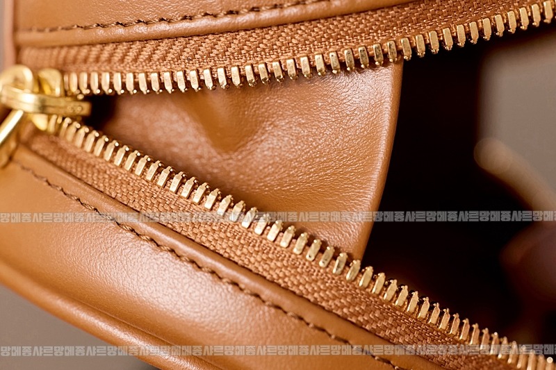 미우미우레더마이크로보백 20260317-131528-019루.jpg