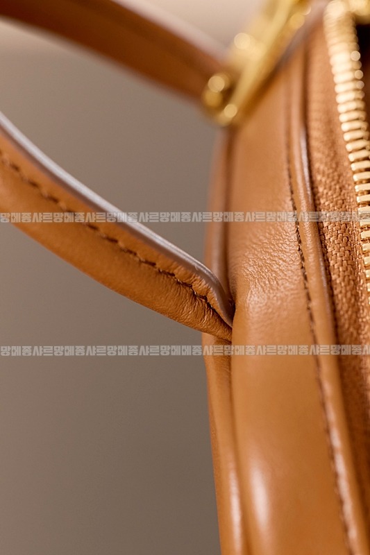 미우미우레더마이크로보백 20260317-131529-021루.jpg