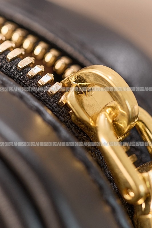 미우미우레더마이크로보백 20260317-133154-012루.jpg