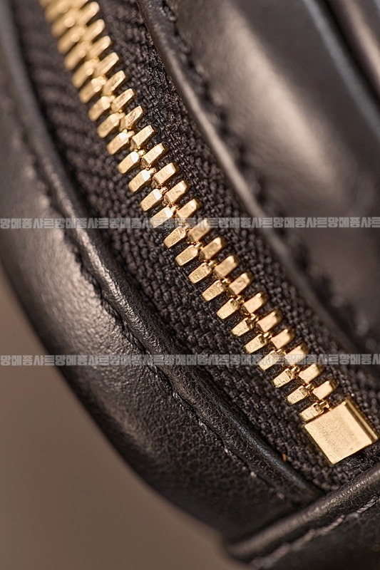 미우미우레더마이크로보백 20260317-133155-014루.jpg