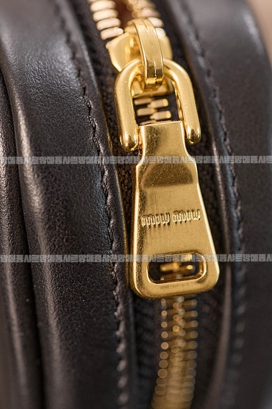 미우미우레더마이크로보백 20260317-133155-015루.jpg