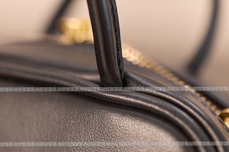 미우미우레더마이크로보백 20260317-133156-021루.jpg