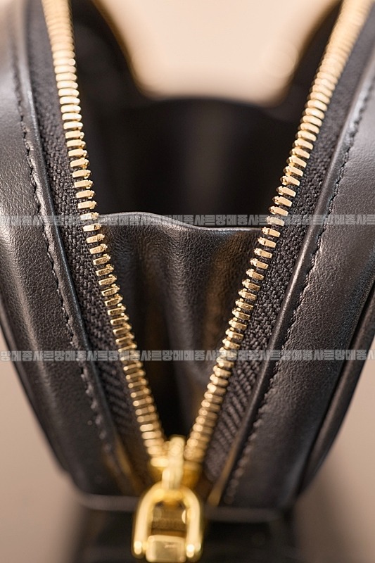 미우미우레더마이크로보백 20260317-133156-020루.jpg