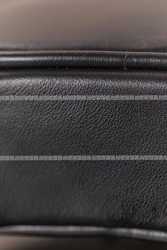 미우미우레더마이크로보백 20260317-133155-019루.jpg