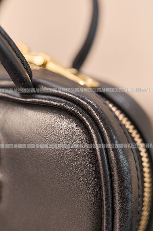 미우미우레더마이크로보백 20260317-133156-023루.jpg