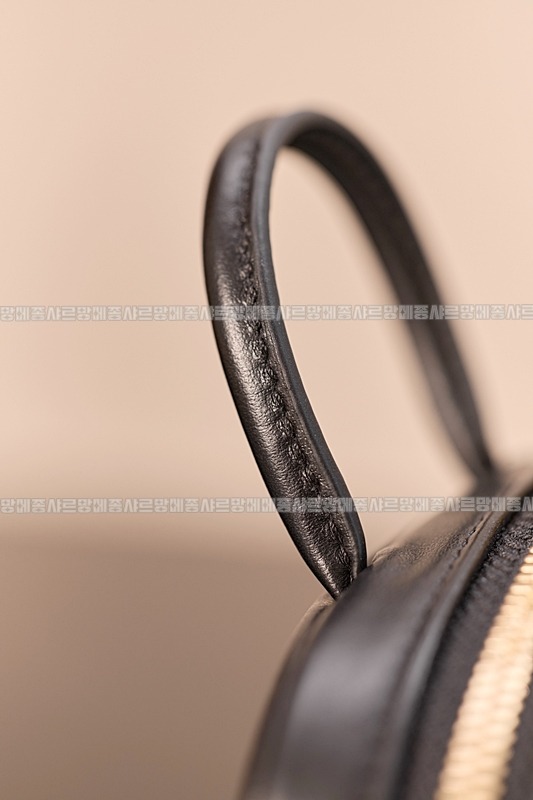 미우미우레더마이크로보백 20260317-133156-022루.jpg