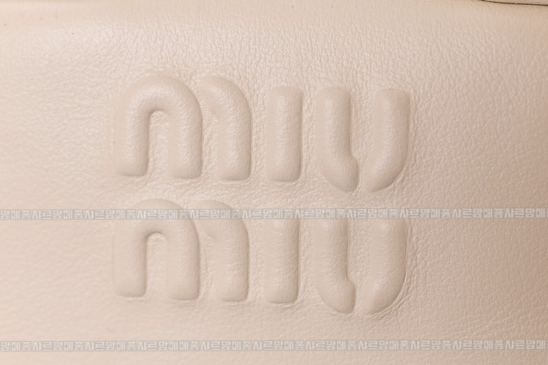 미우미우레더마이크로보백 20260317-133509-010루.jpg