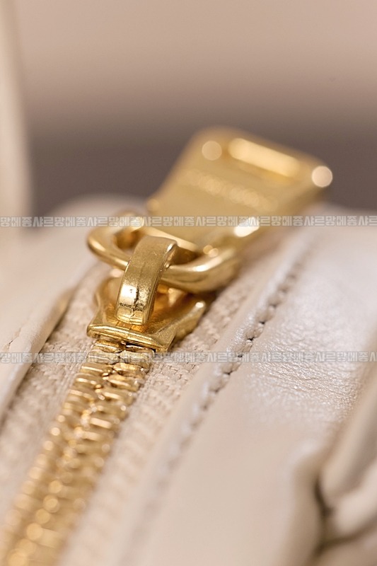 미우미우레더마이크로보백 20260317-133509-013루.jpg