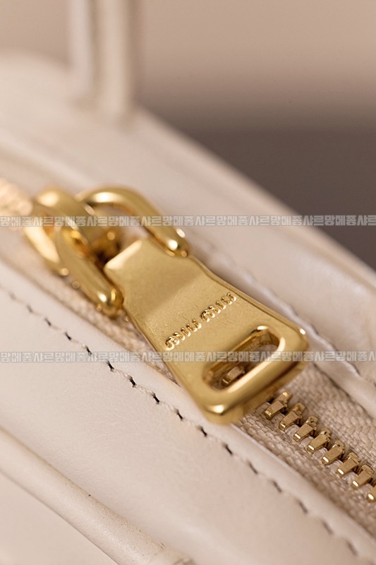 미우미우레더마이크로보백 20260317-133510-015루.jpg