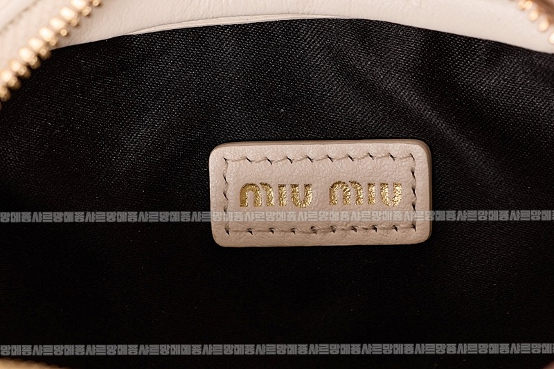 미우미우레더마이크로보백 20260317-133510-017루.jpg