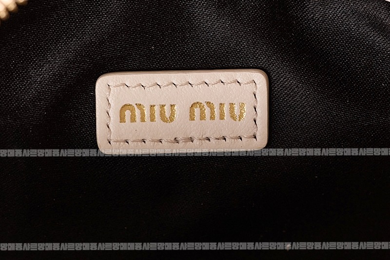 미우미우레더마이크로보백 20260317-133510-016루.jpg