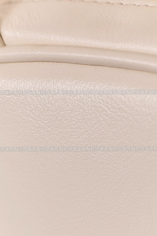 미우미우레더마이크로보백 20260317-133510-019루.jpg