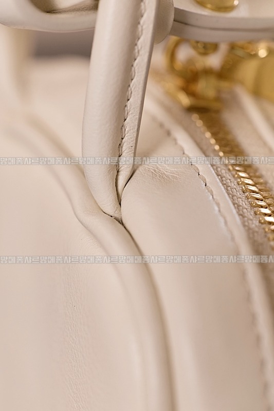 미우미우레더마이크로보백 20260317-133511-023루.jpg